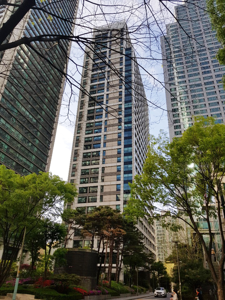 빌딩 외부 및 현관