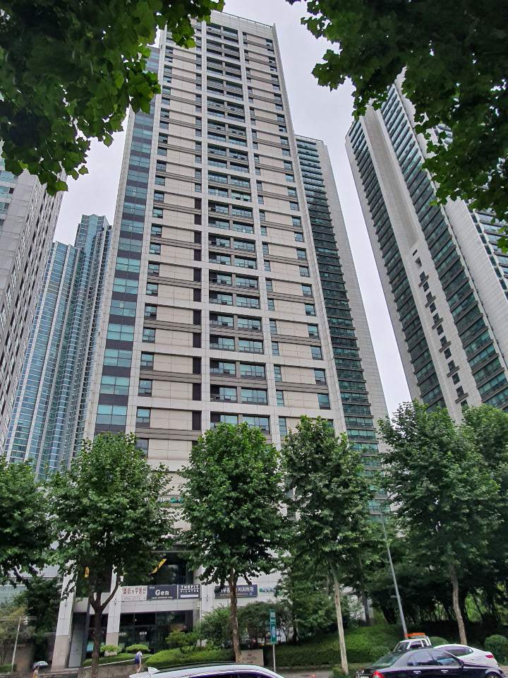 빌딩 외부 및 현관